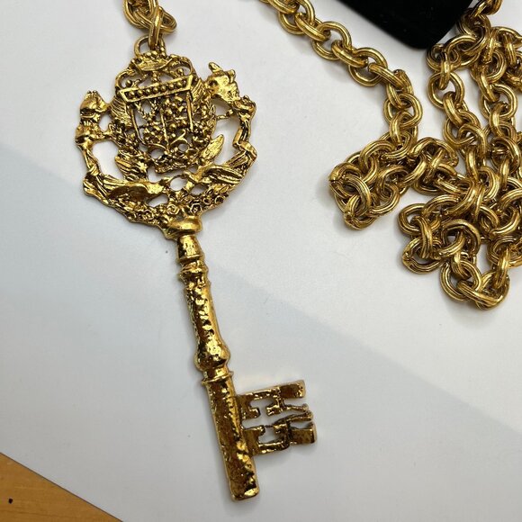 Gold Plate Chain Belt with Large Victorian Key - Picture 3 of 4